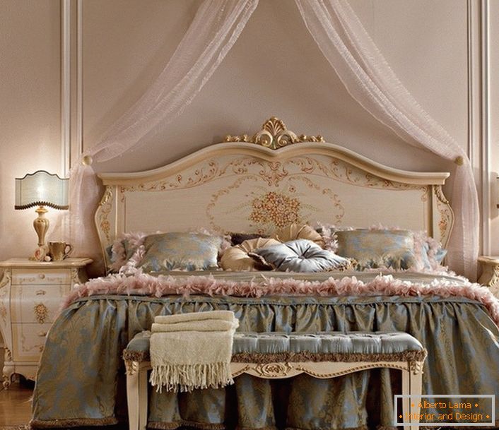 Laka nadstrešnica iznad kreveta čini atmosferu u sobi prijatnom i romantičnom.