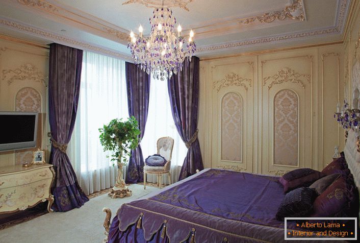 Da bi dizajnirao spavaću sobu u baroknom stilu, dizajner je koristio tamne purpurne akcente.