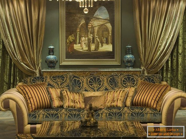 Moderan masivni kauč sa mekanom tapaciranom ukrašenom jastucima različitih veličina u skladu sa stilom baroka.