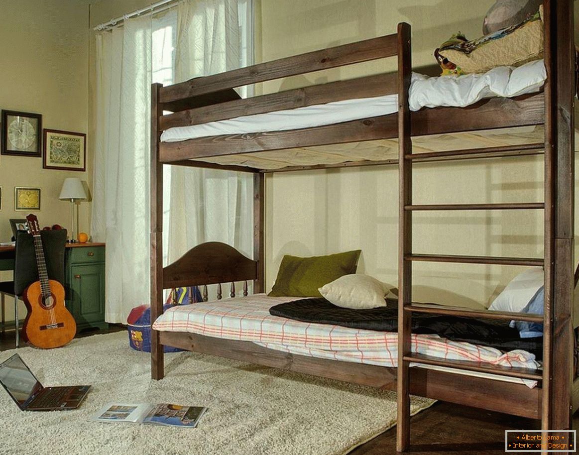 Soba za tinejdžera sa drvenim krevetom na krevetu