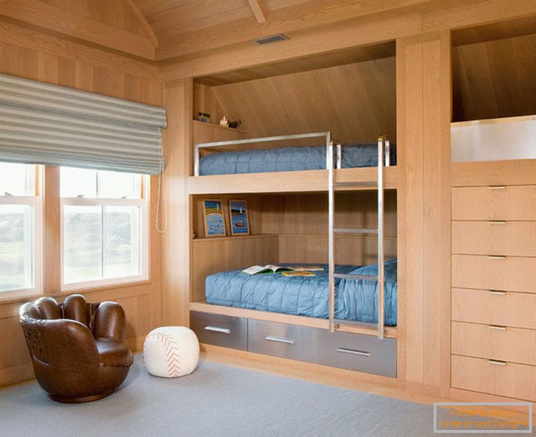 Krevet na sprat u spavaćoj sobi sa drvenim odjećom