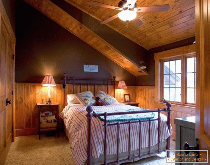 Spavaća soba za goste na potkrovlju u stilu planinarske kuće je prostrana i nije suvišna sa ukrasnim elementima.