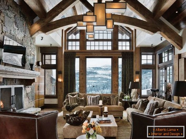 Mansard u lovačkoj kući u stilu planinarskog doma. Luksuzna struktura sa tematskim enterijerom je odlična opcija za prigradske nekretnine.