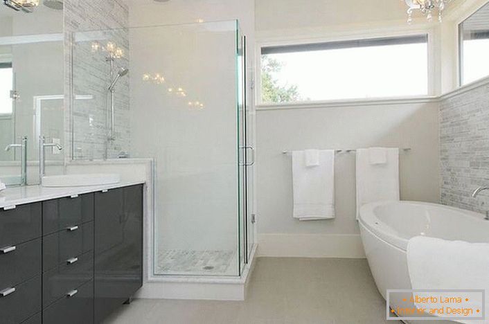 Prostran modernist kupatilo sa pravim osvetljenjem uređuje poznati dizajner Francuske. 