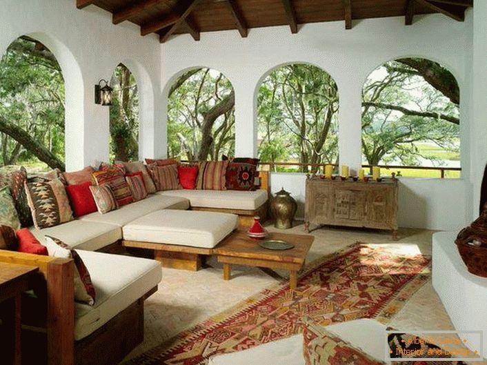 Veranda seoske kuće uređena je u skladu s mediteranskim stilom. Zanimljiva karakteristika je dekor sa puno šarenih jastuka.