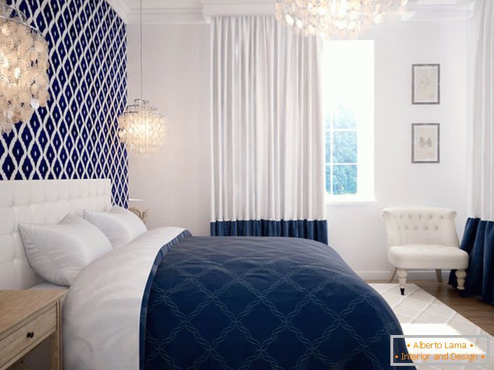 Spavaća soba u mediteranskom stilu karakteriše niski ključ. Ugodna kombinacija belih i plavih boja baca motive i setove za odmor.