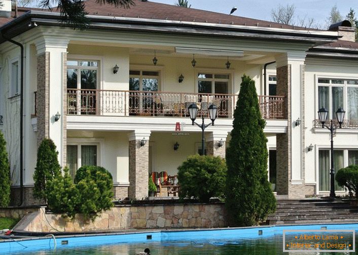 Dvorište kuće u mediteranskom stilu ukrašeno je vještačkim jezerom. Savršen dizajn prigradskih područja. 