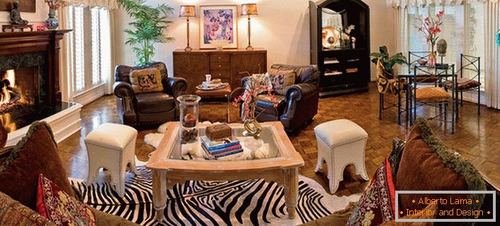 Da bi dizajnirao gostinjsku sobu u velikoj kući italijanske porodice, odabran je eklektički stil. U unutrašnjosti, gasni kamin sa imitacijom plamena harmonično se meša.