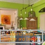 Kuhinja sa svetlo zelenim zidovima