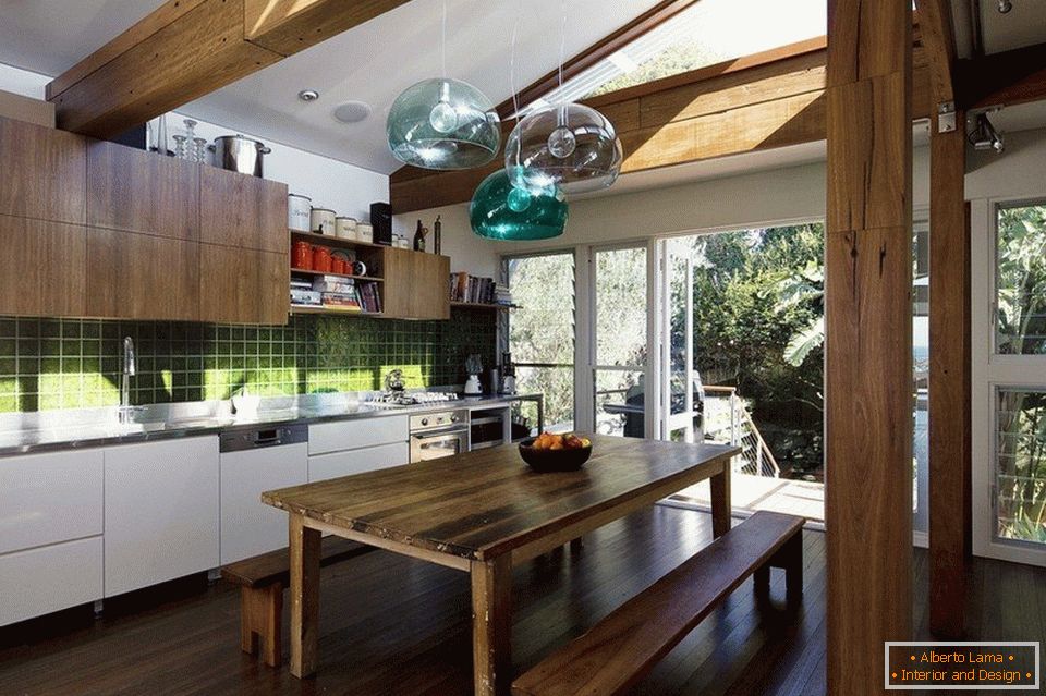Drveni grede i namještaj u kuhinji u ekološkom stilu