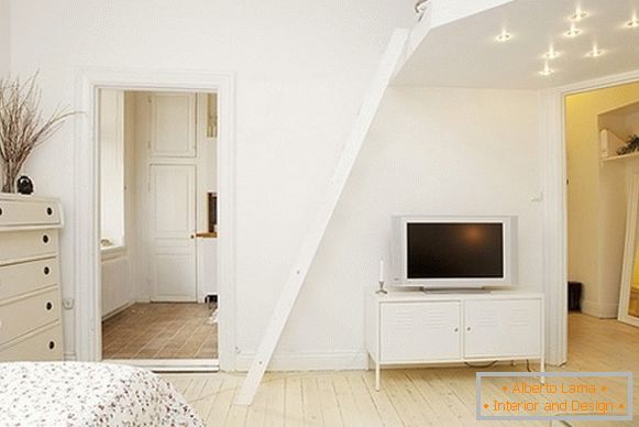 Unutrašnjost udobne spavaće sobe i dnevnog boravka u Švedskoj