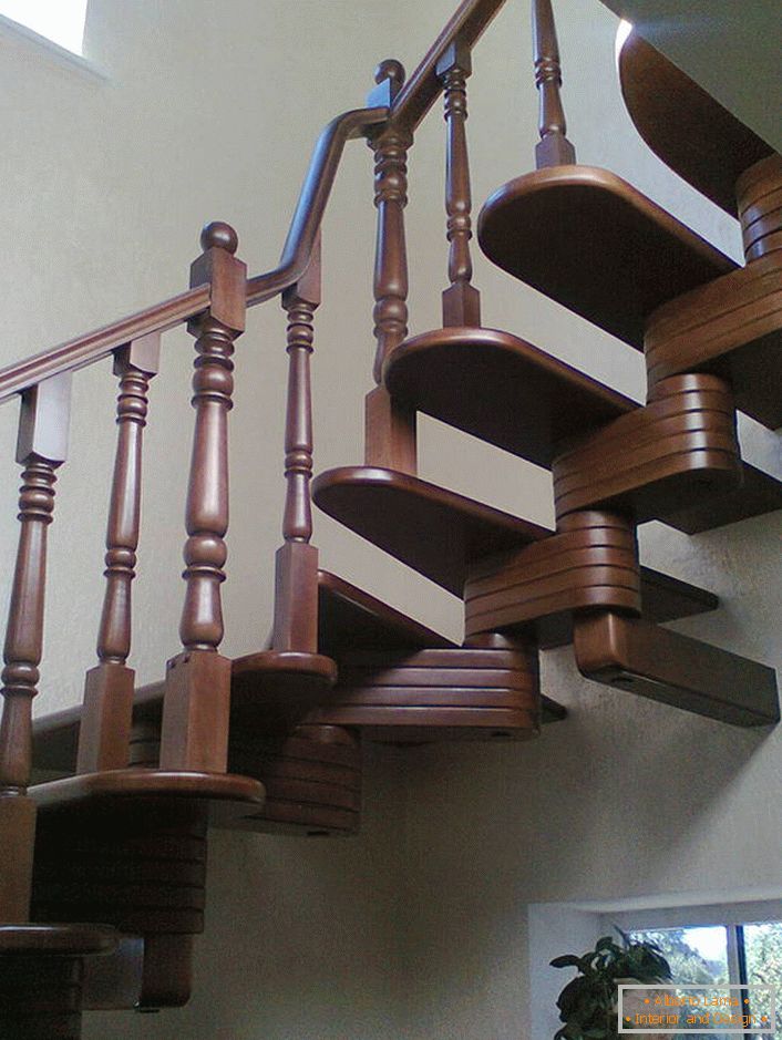 Elegantno modularno stepenište za unutrašnjost kuće u klasičnom stilu.