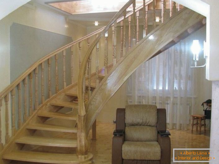 Elegantno stepenište sa originalnim dizajnom. Dizajn stepeništa je od plemenitog hrastovog hrasta.