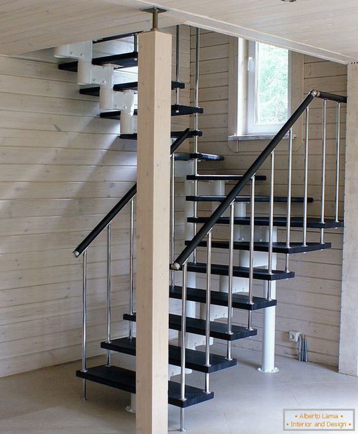 Optimalna verzija elegantnog modularnog stepeništa za kuću izgrađeno od svetleg drveta.