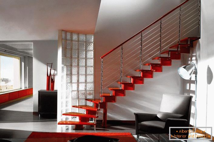 Elegantan primer stepena stepenica za unutrašnjost kuće u stilu visokotehnologije. Ako želite, možete staviti još jednu podršku u sredini raspona.