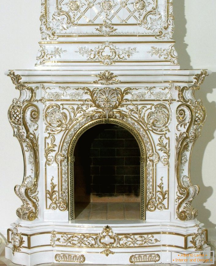 Veličanstveni popločani kamin u baroknom stilu ukrašen je zlatnim elementima dekora. 