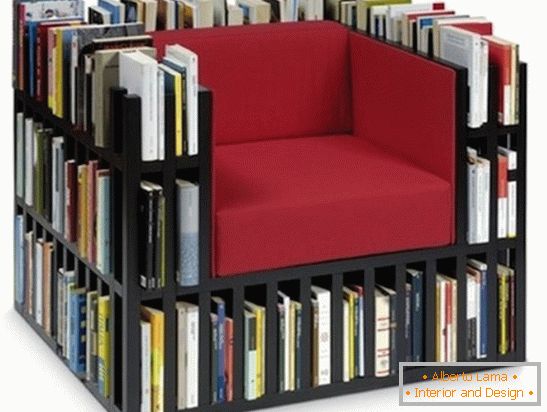 Fotelja sa ćelijama za knjige