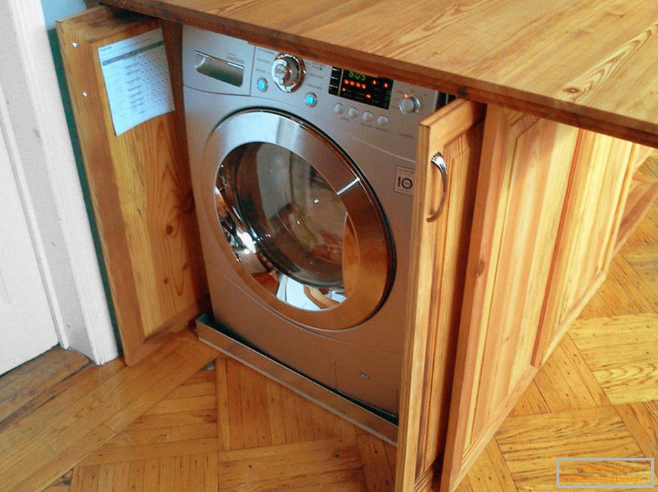 Ugrađena mašina za pranje rublja na ostrvu kuhinje