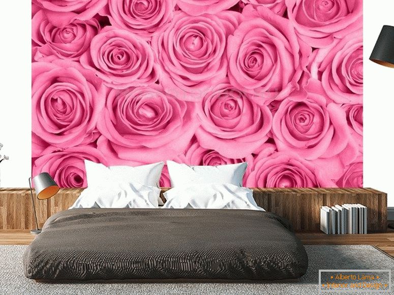 Svetle ruže na zidu u spavaćoj sobi