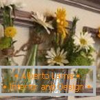 Panel od foto ramova, vaza i cvijeća