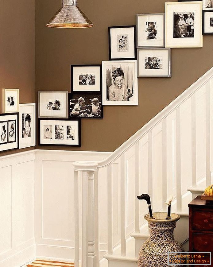 Dijagonalni raspored okvira sa fotografijama na stepenicama