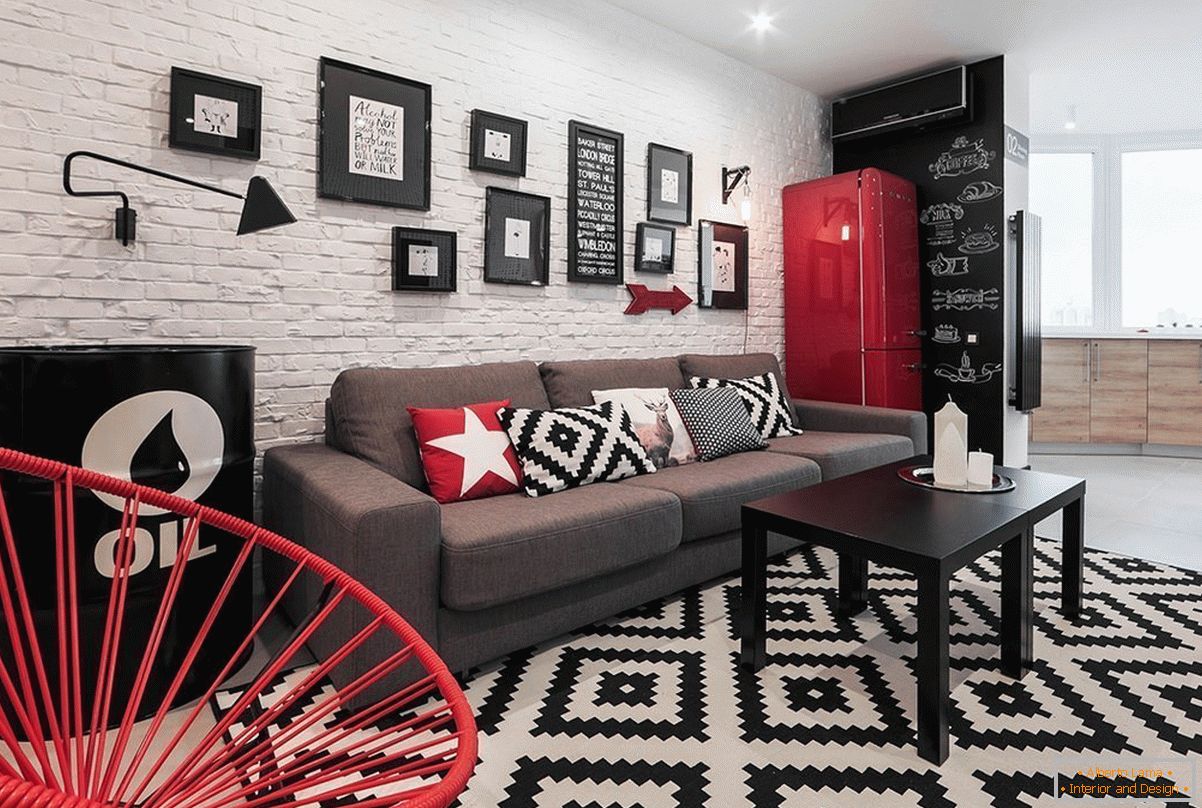 Crveni dekor elementi u crno-belom studio apartmanu