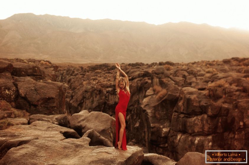 Hannah Kirkeli u seksualnoj fotografiji u pustinji