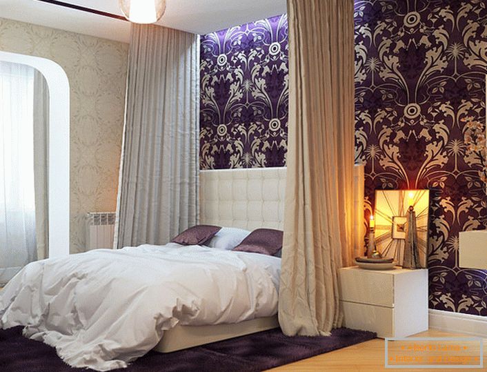 Baldahin, montiran u plafon, savršeno kombinovan sa strogim krevetom u stilu Art Nouveau.