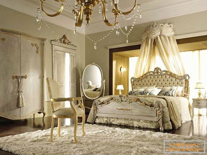 Baldahin iznad kreveta je uklonjen iza glavne table. Meke bež boje uspešno se uklapaju u zlatne elemente dekora.