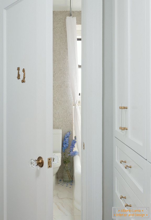Bela vrata u kupatilo sa mermernim podom