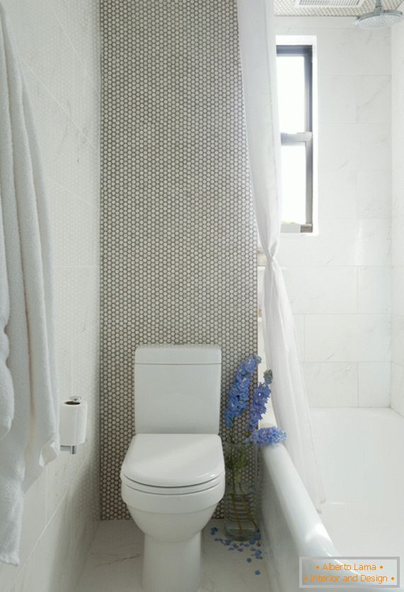 Bijela WC školjka i kupatilo u mermernoj sobi