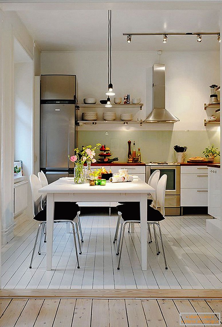 retro-bijelo-dizajn-za-malu-kuhinju-plus-pruga-osvetljenje-takođe-crna-trpezarija-stolice-pločice-dizajn