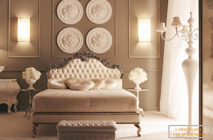 Na glavi kreveta, zid je ukrašen kompozicijom štucnog dizajna. Izuzetna dekoracija spavaće sobe u stilu Art Deco.