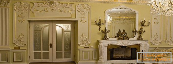 Pravilno odabran dekor štukature osvežava unutrašnjost, čini ga zasićenim i svečanim.