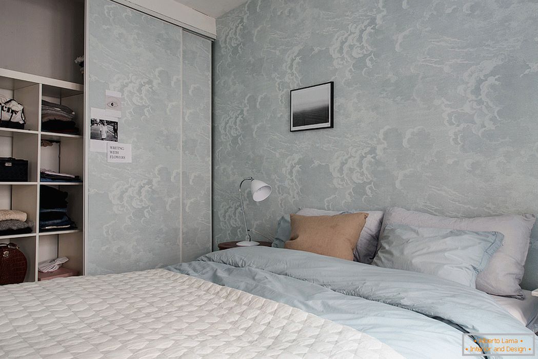 Unutrašnjost spavaće sobe u bijelim i plavim tonovima