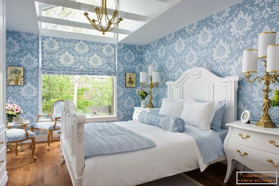 Svetla spavaća soba sa zavjesama i plavim zidovima