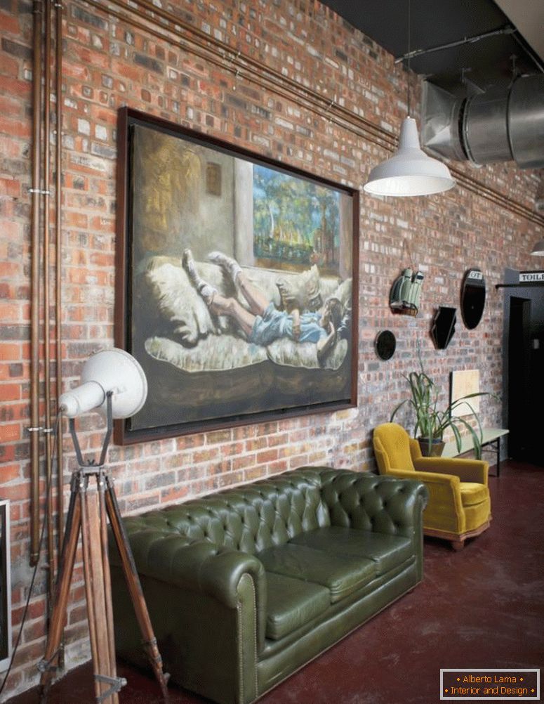 Veliko ulje na zidu cigla u industrijskom stilu, sa retro sofom i foteljom