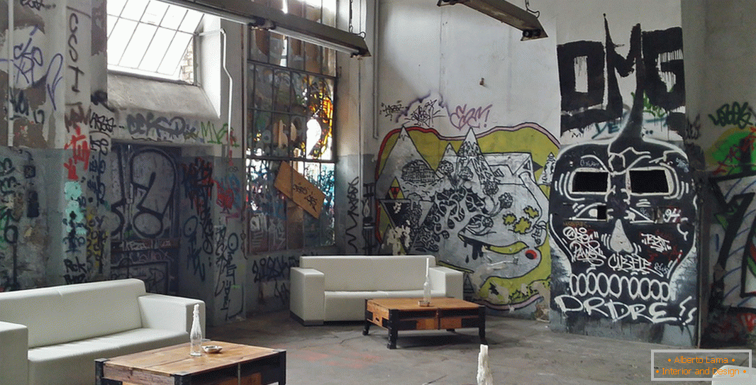 Unutrašnjost u stilu lofta sa grafitima