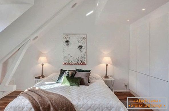 Unutrašnjost male tavanske spavaće sobe в белом цвете