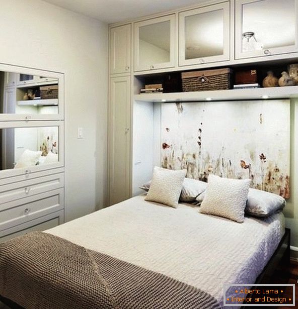 Unutrašnjost male spavaće sobe u bijeloj boji