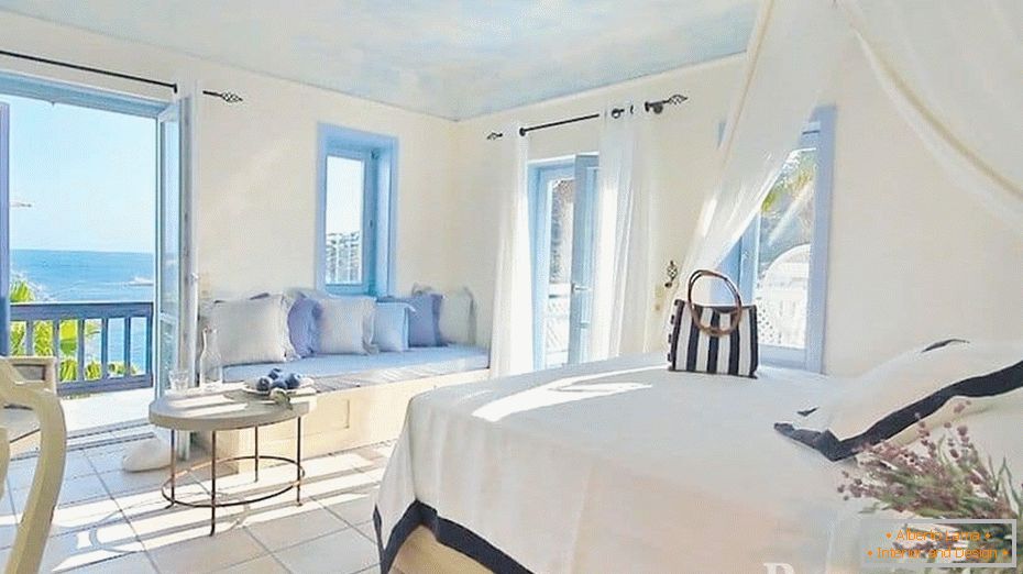 Vrlo lagana spavaća soba u grčkom stilu sa panoramskim prozorima