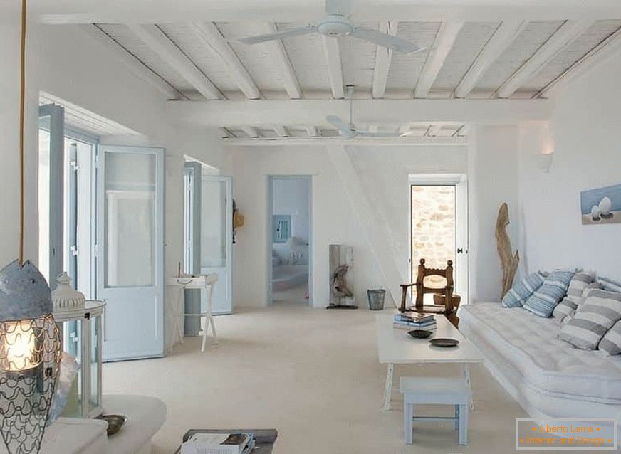 Dnevni boravak u grčkom stilu sa tavanicom