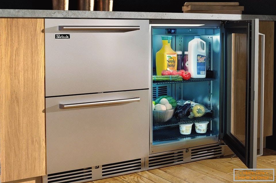 Frižider ispod radne površine u kuhinji
