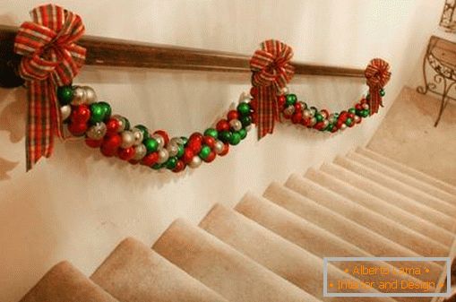Mi ukrašavamo stepenice za Novu godinu