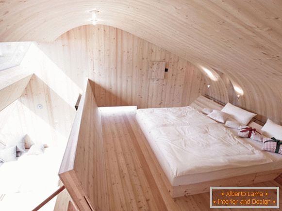 Unutrašnjost spavaće sobe u maloj kućici Ufogel u Austriji