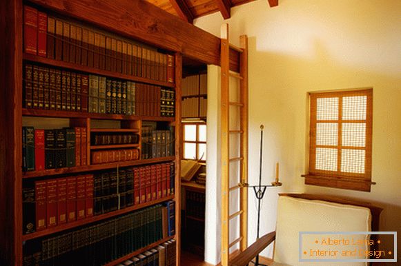 Biblioteka u maloj vikendici Innermost House u Severnoj Kaliforniji