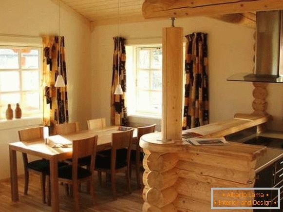 Kuhinja sa šankom unutar drvene privatne kuće