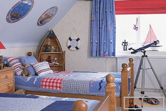zanimljiv enterijer dečije spavaće sobe za dečake u potkrovlju