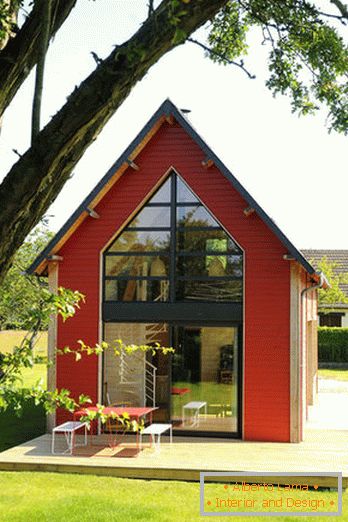 Unutrašnjost male drvene kuće sa velikim prozorima