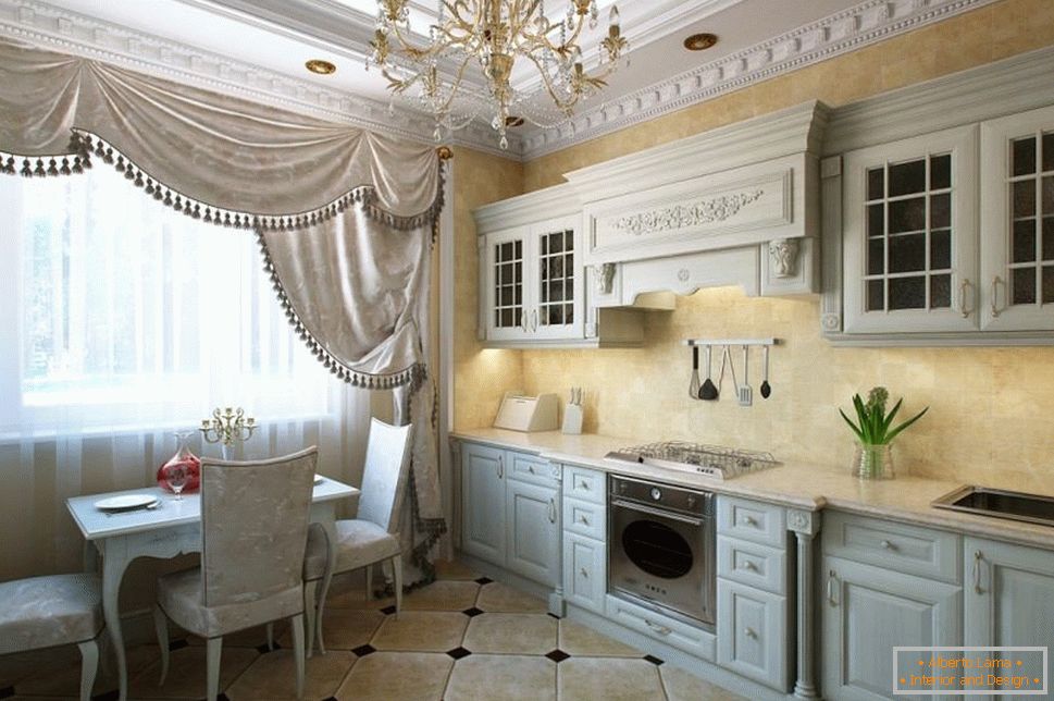 Kuhinja u klasičnom stilu sa bagetama na plafonu
